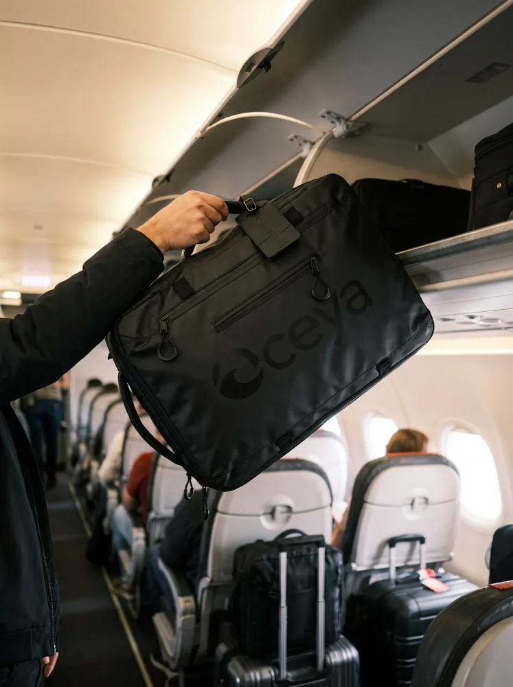 Oceya Cabin Bag im Flugzeug