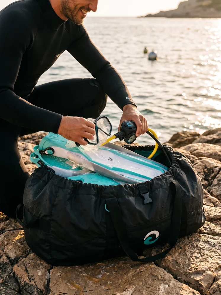 Taucher packt die Oceya Quick Bag